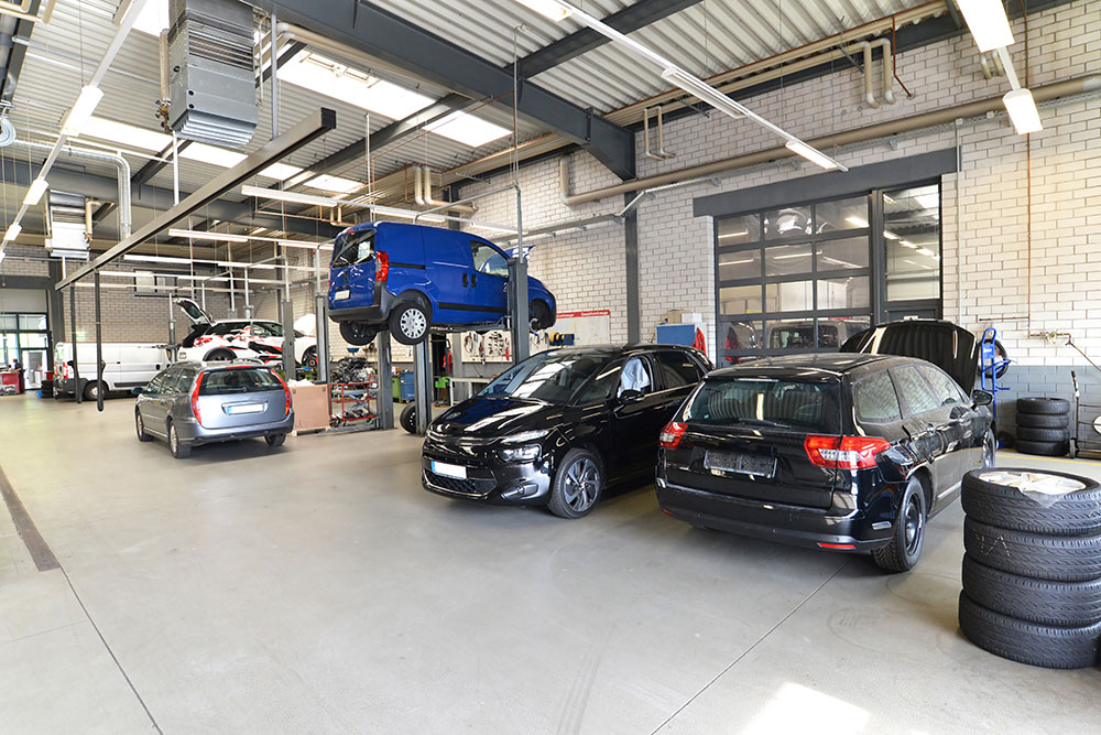 Leistung Werkstattreinigung / Bild: Adobe-Stock Nr. 80072926 © industrieblick
