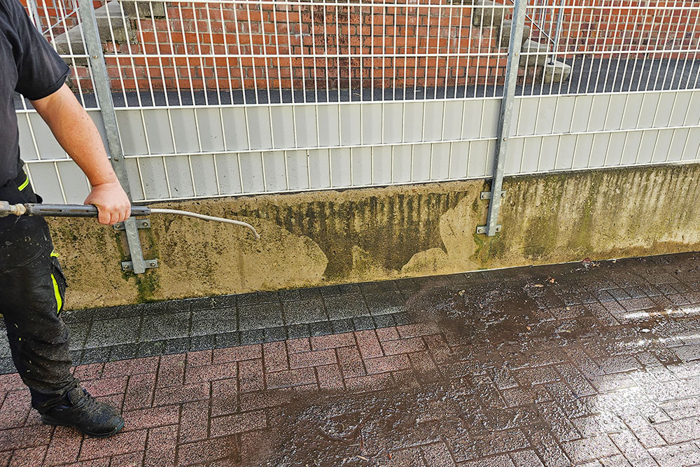 Leistung: Reinigung von Pflastersteinen und Außenanlagen